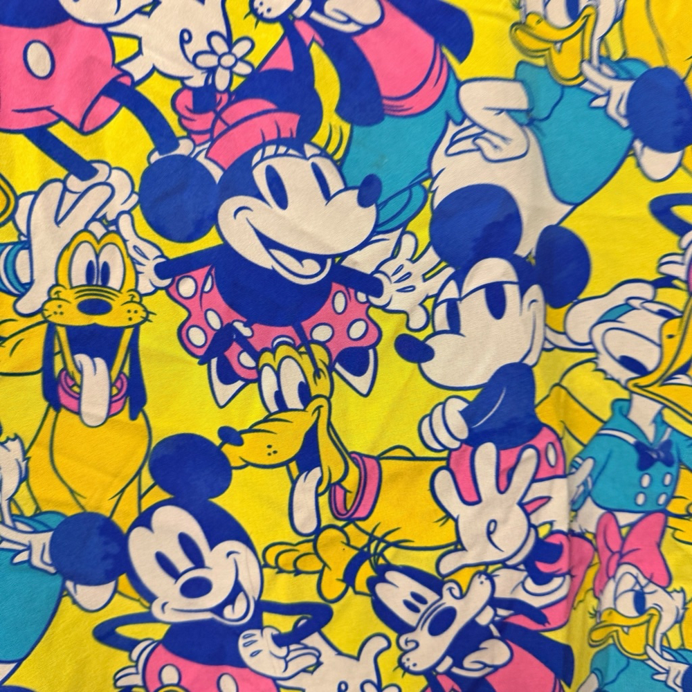 Disney Scrub Top Women’s M Mickey Minnie Pluto V-Neck Pockets Nurse Medical - Picture 12 of 13